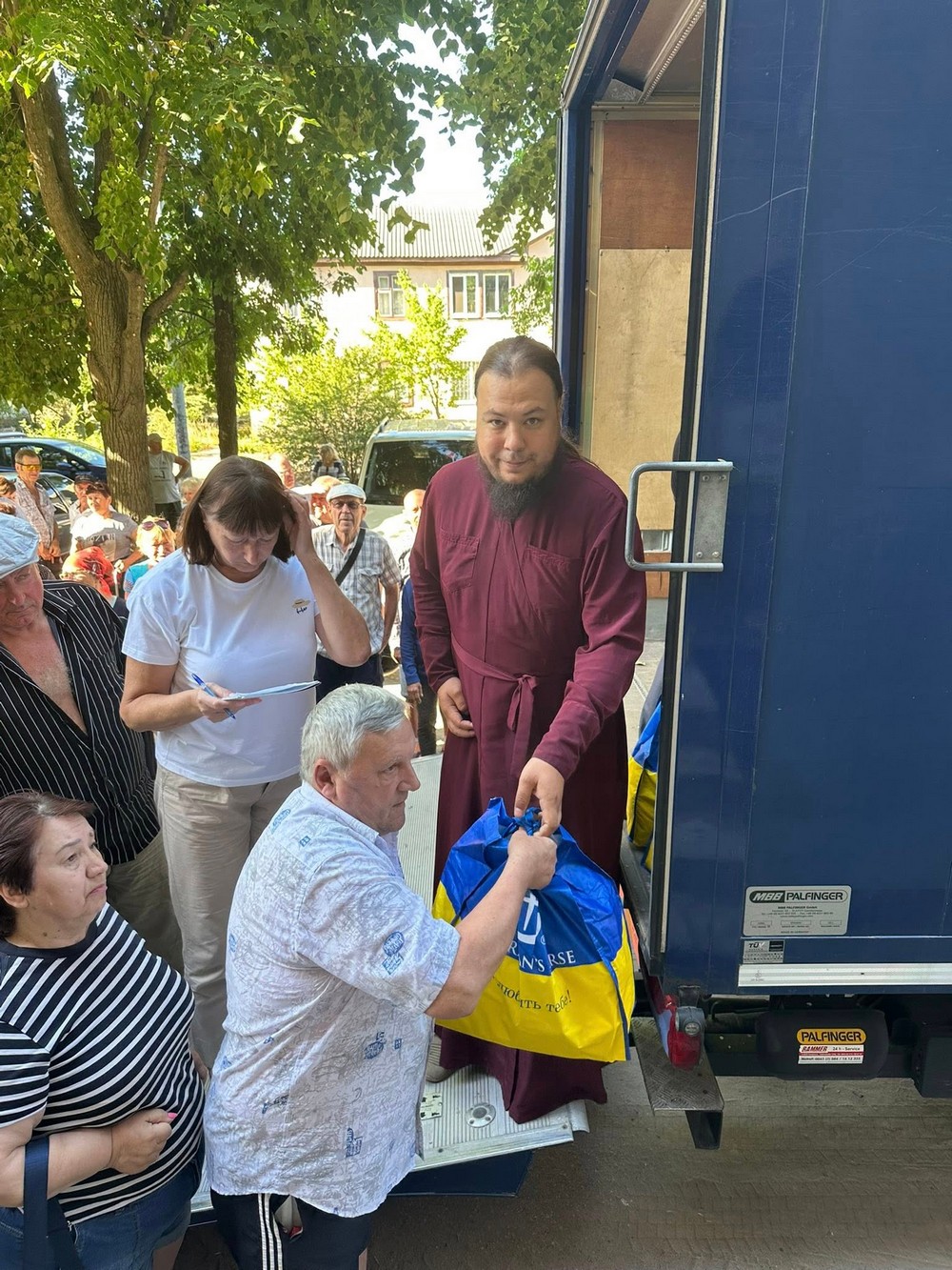 «Ми у місті, яке щодня горить вогнем»: у Нікополі священники ПЦУ роздали гуманітарну допомогу