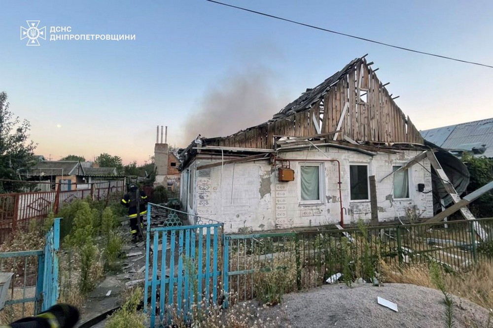 У Нікополі горів будинок внаслідок обстрілу