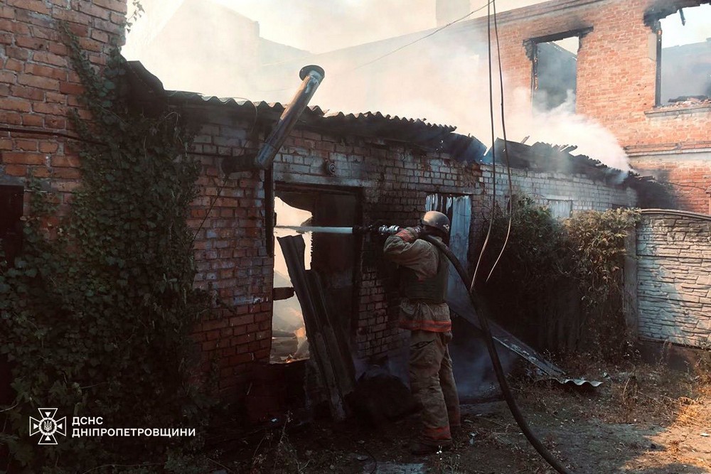 На Нікопольщині внаслідок обстрілів горіли будинки, підприємство і територія житлової забудови (фото)