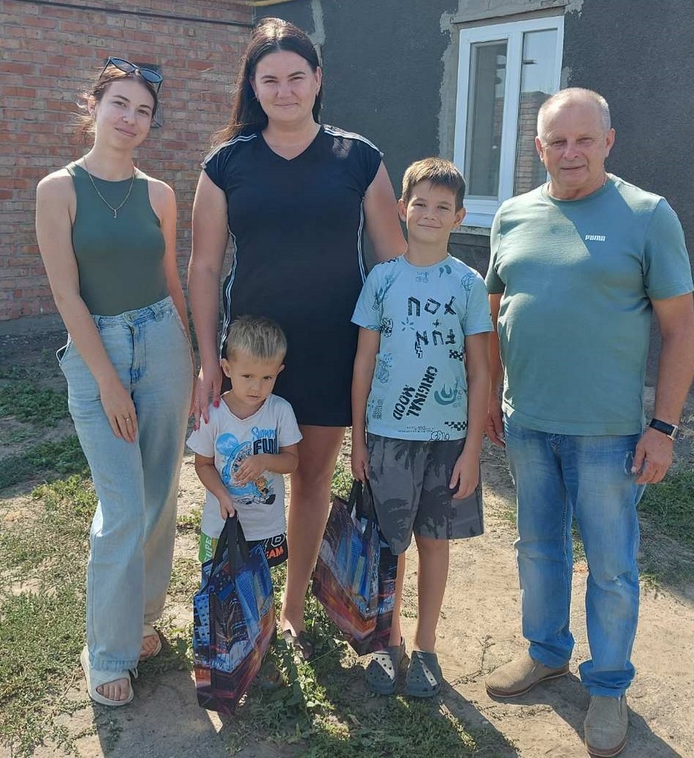 Такий молодий, а вже має три нагороди! Рідні і земляки воїна з Нікопольщини отримали подяку від військової частини
