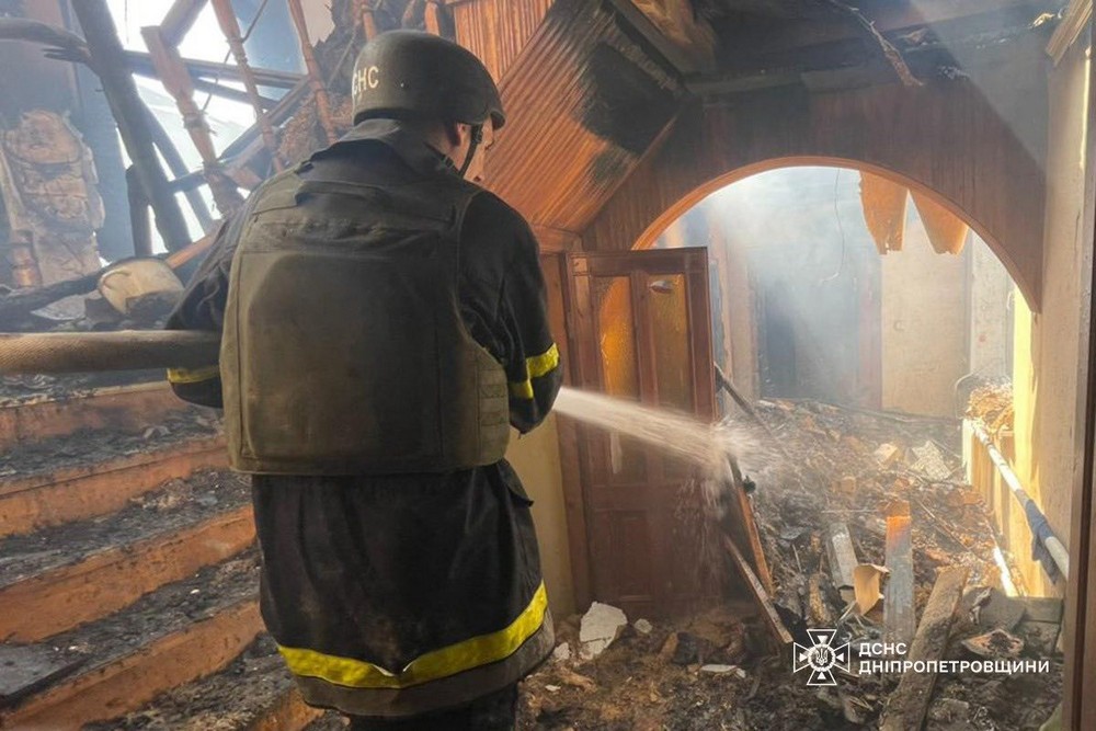 У Нікополі сьогодні внаслідок ворожого обстрілу загорівся приватний будинок (фото)