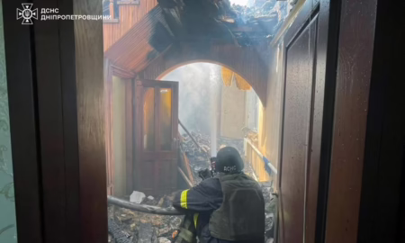 У Нікополі сьогодні внаслідок ворожого обстрілу загорівся приватний будинок