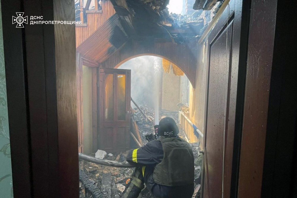 У Нікополі сьогодні внаслідок ворожого обстрілу загорівся приватний будинок (фото)