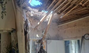 Місяць тому поховала чоловіка, а тепер ворог зруйнував дім: завідувачці клубу з Нікополя потрібна допомога