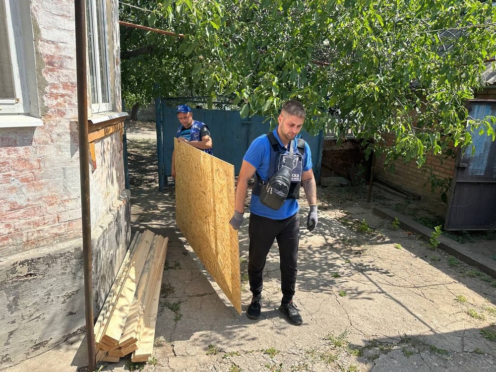 «Хочу бути, як мій дуб»: мешканець Нікополя розповів про своє дерево, якому вже 100 років і яке стійко витримує жорстокі обстріли (фото)