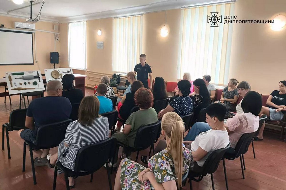 У Мирівській громаді рятувальники роз’яснили працюючому населенню правила мінної та пожежної безпеки
