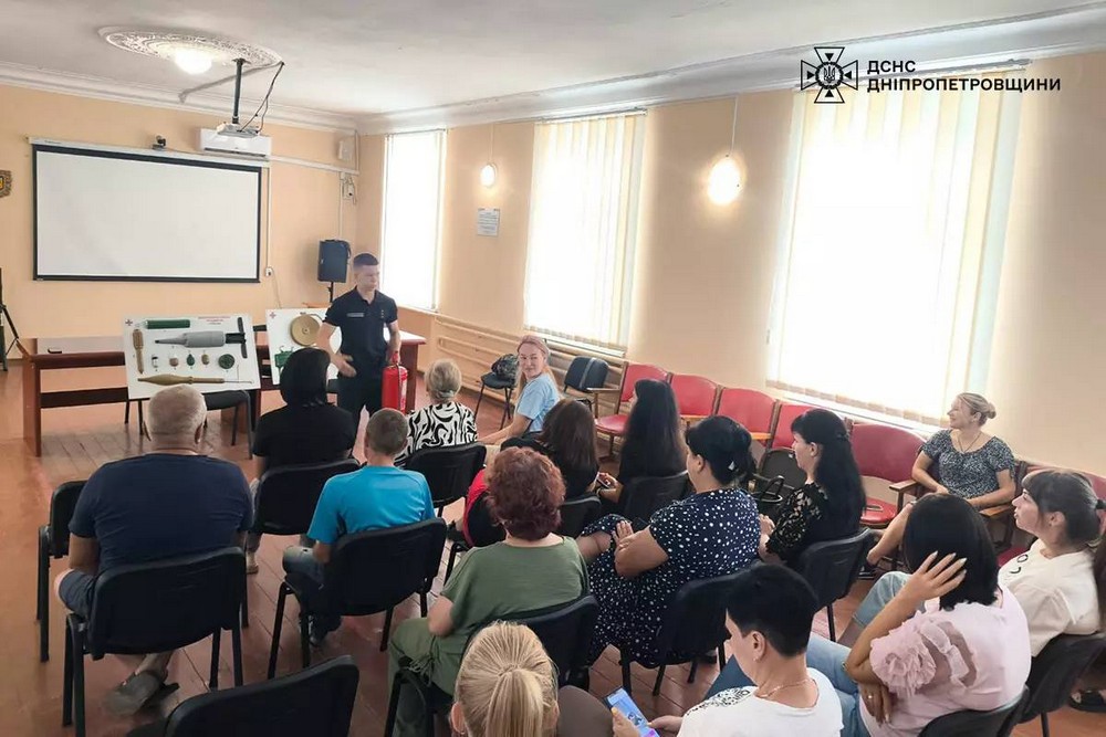 У Мирівській громаді рятувальники роз’яснили працюючому населенню правила мінної та пожежної безпеки