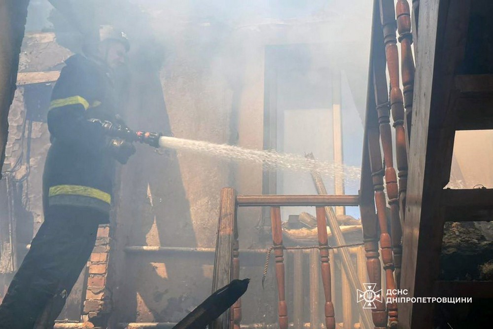 У Нікополі сьогодні внаслідок ворожого обстрілу загорівся приватний будинок (фото)