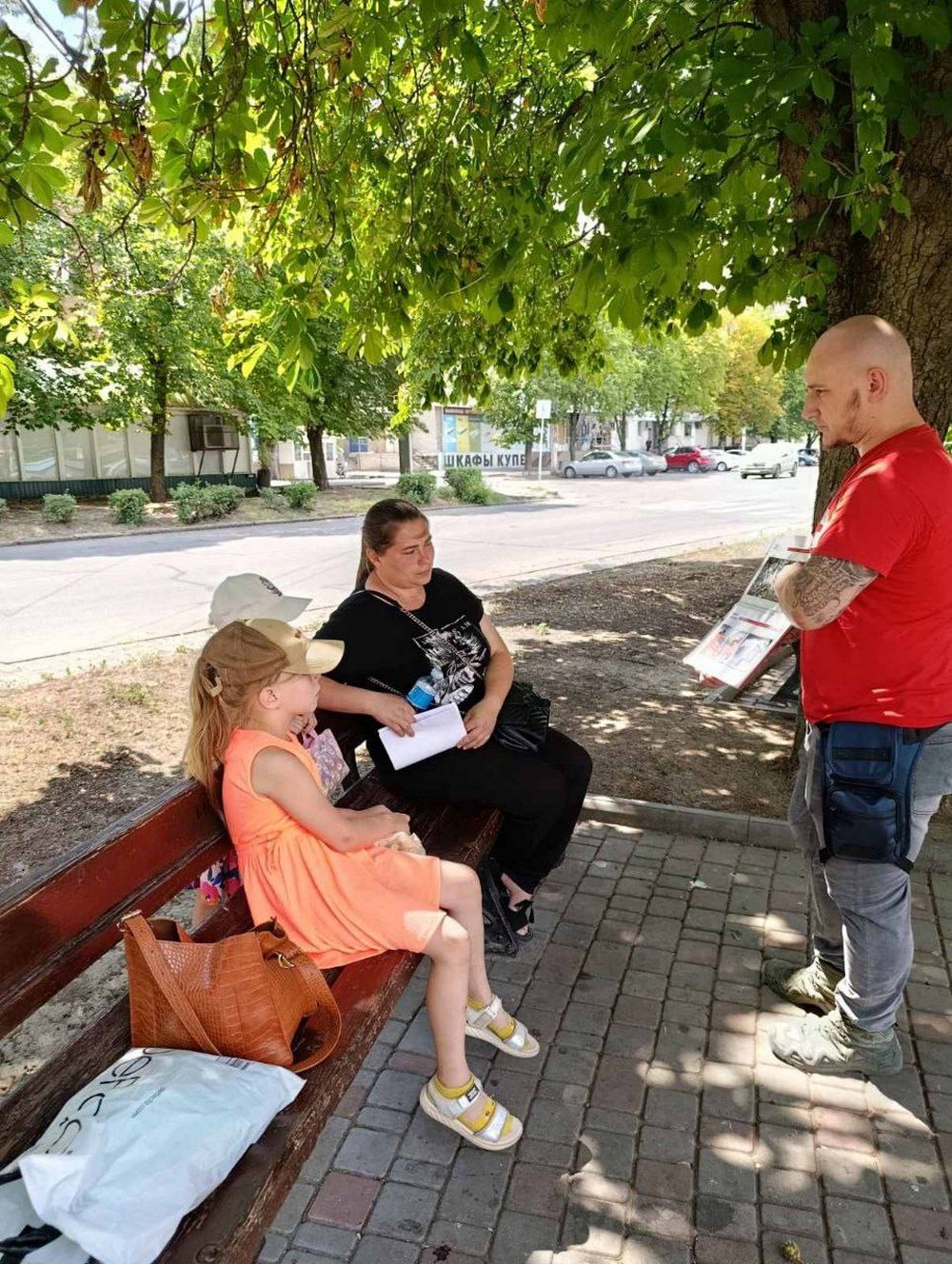 Не підходь і не торкайся! Червоний Хрест у Нікополі проводить бесіди з мешканцями на вулицях міста (фото)