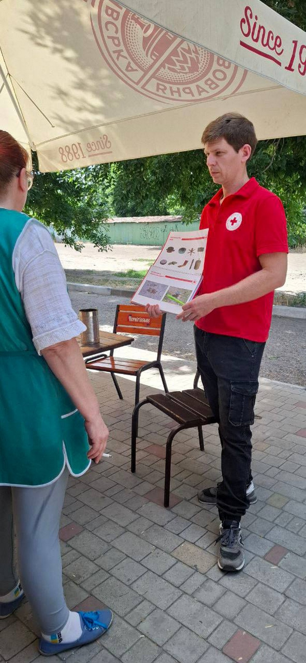 Не підходь і не торкайся! Червоний Хрест у Нікополі проводить бесіди з мешканцями на вулицях міста (фото)