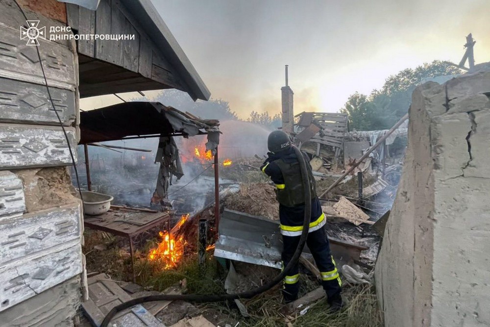 У Нікополі горів будинок внаслідок обстрілу