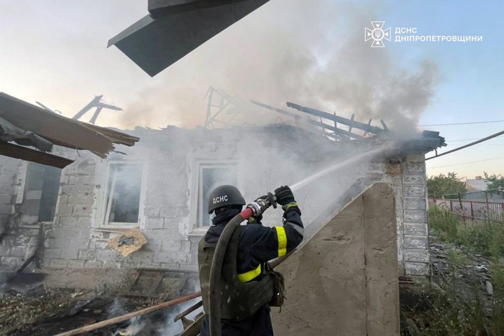 У Нікополі горів будинок внаслідок обстрілу