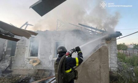 У Нікополі горів будинок внаслідок обстрілу (фото)