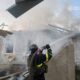 У Нікополі горів будинок внаслідок обстрілу (фото)