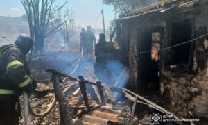 Через обстріли горять будинки один за одним: у Нікополі сьогодні дві пожежі, ще одна – в Капулівці (фото)