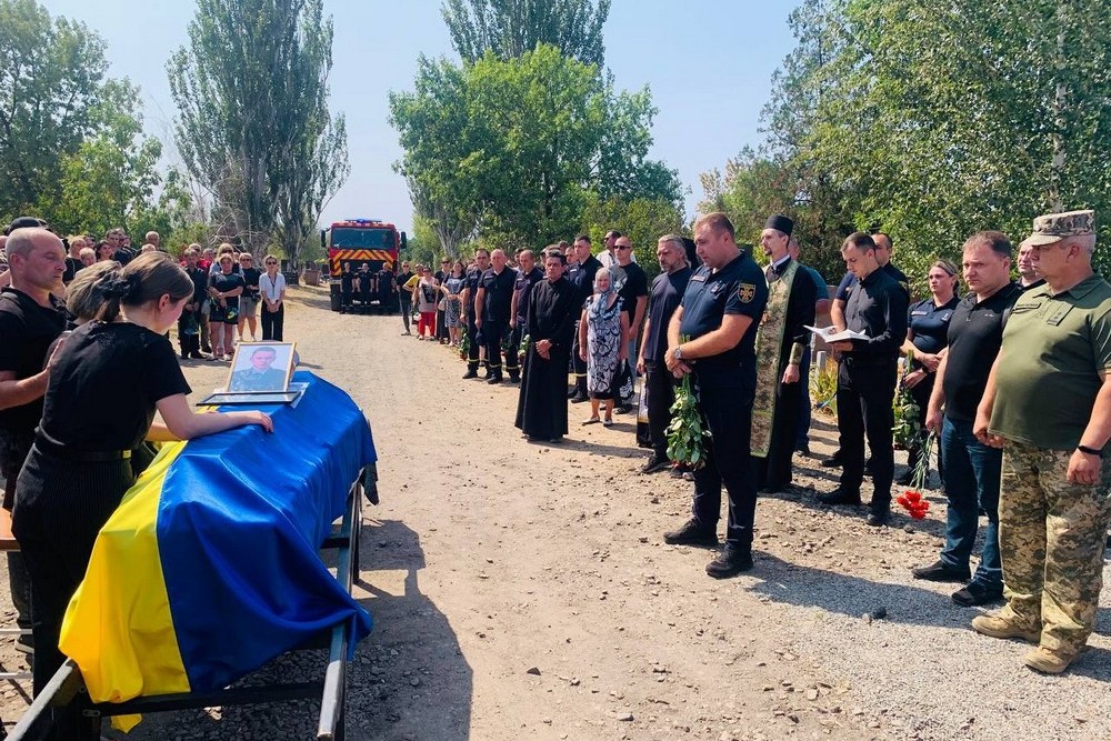 Сьогодні прощалися із вбитим у Нікополі рятувальником Данилом Хижняком (фото)