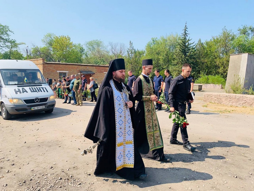 Сьогодні прощалися із вбитим у Нікополі рятувальником: фото