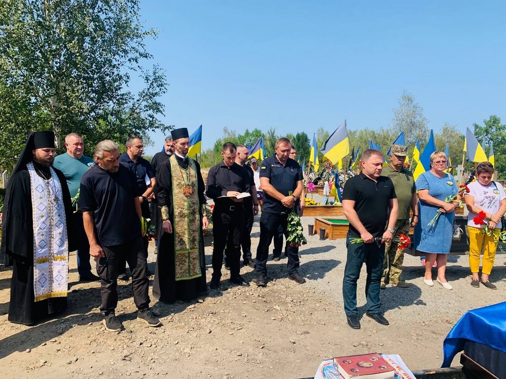 Сьогодні прощалися із вбитим у Нікополі рятувальником: фото