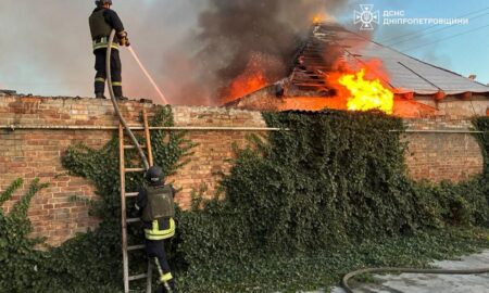 На Нікопольщині внаслідок обстрілів горіли будинки, підприємство і територія житлової забудови (фото)