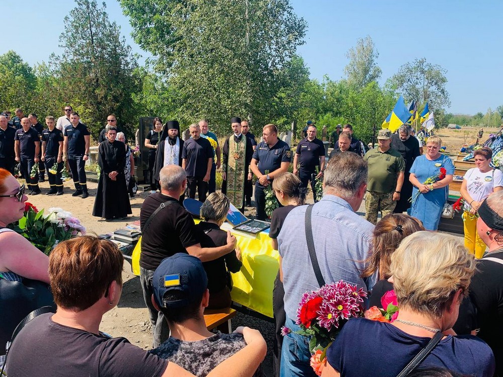 Сьогодні прощалися із вбитим у Нікополі рятувальником: фото