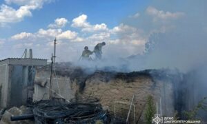На Нікопольщині сьогодні ворожий FPV-дрон влучив у будинок: сталася пожежа