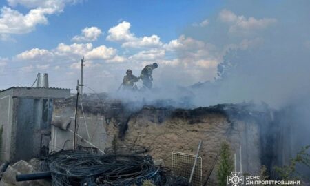 На Нікопольщині сьогодні ворожий FPV-дрон влучив у будинок: сталася пожежа 15 На Нікопольщині сьогодні ворожий FPV-дрон влучив у будинок: сталася пожежа