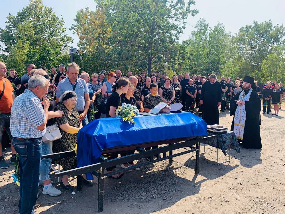 Сьогодні прощалися із вбитим у Нікополі рятувальником: фото
