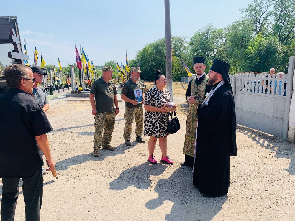 Сьогодні прощалися із вбитим у Нікополі рятувальником: фото