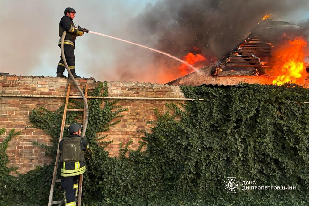 На Нікопольщині внаслідок обстрілів горіли будинки, підприємство і територія житлової забудови (фото)