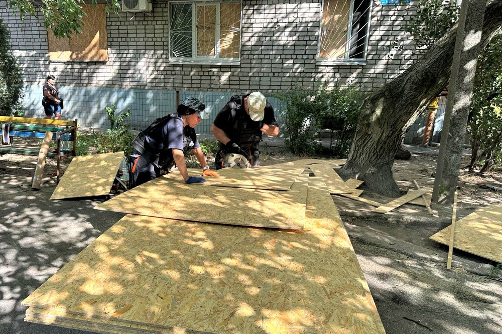 У Нікополі комунальники усувають наслідки обстрілів