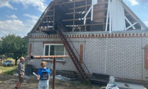 «Тільки облаштували будинок після попереднього прильоту, і сьогодні знову, вже втретє»: на Нікопольщині «Проліска» допомагає мешканцям 11 серпня