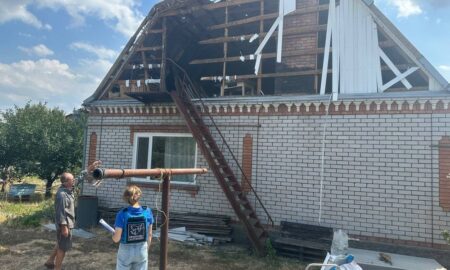 «Тільки облаштували будинок після попереднього прильоту, і сьогодні знову, вже втретє»: на Нікопольщині «Проліска» допомагає мешканцям 11 серпня