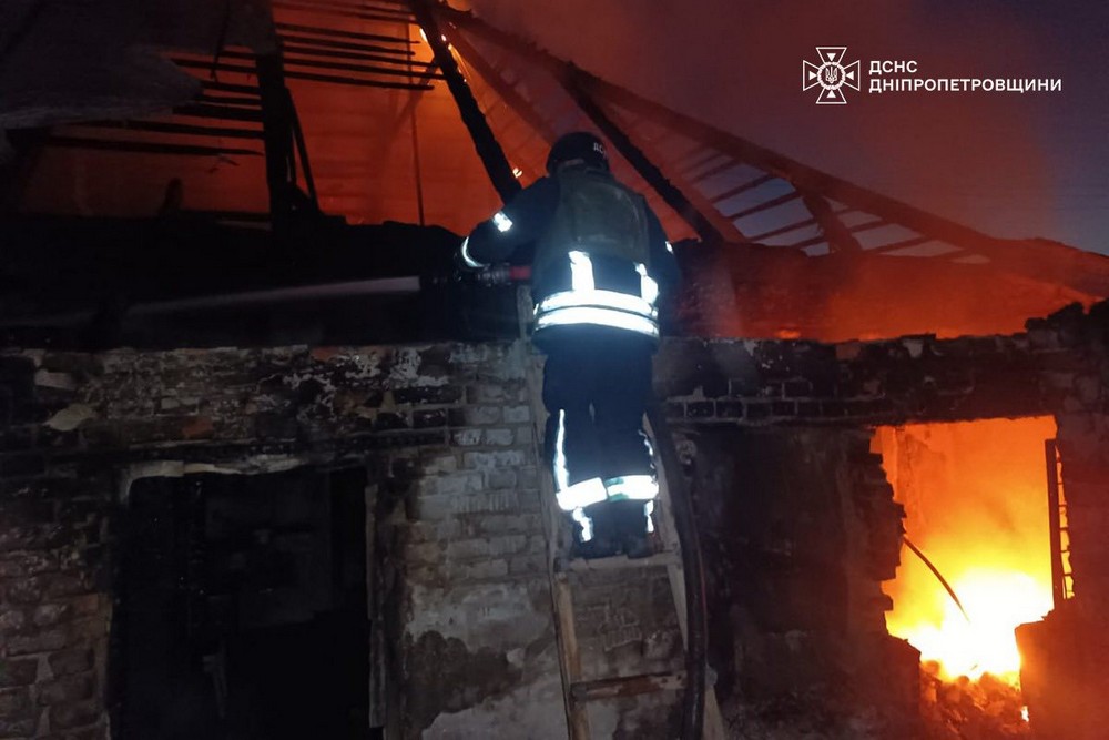 На Нікопольщині внаслідок обстрілів горіли будинки, підприємство і територія житлової забудови (фото)