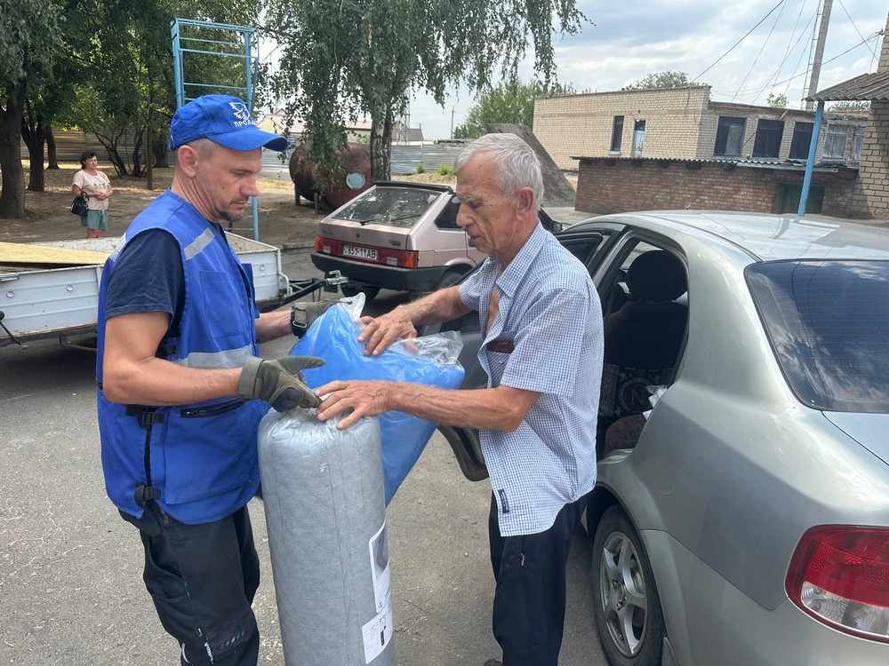 «Тільки облаштували будинок після попереднього прильоту, і сьогодні знову, вже втретє»: на Нікопольщині «Проліска» допомагає мешканцям 11 серпня