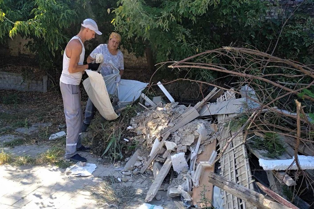 У Нікополі комунальники усувають наслідки обстрілів