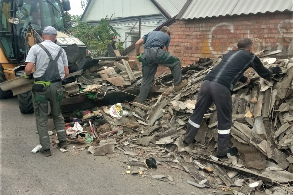 У Нікополі комунальники усувають наслідки обстрілів