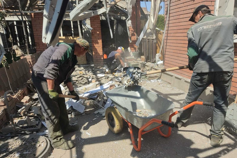 У Нікополі комунальники усувають наслідки обстрілів