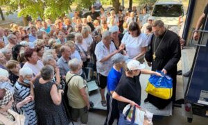 «Ми у місті, яке щодня горить вогнем»: у Нікополі священники ПЦУ роздали гуманітарну допомогу