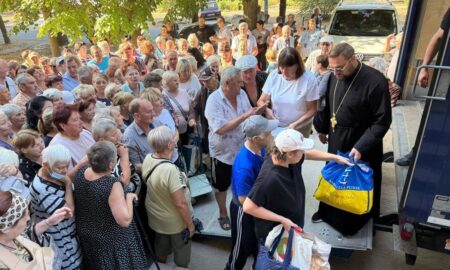 «Ми у місті, яке щодня горить вогнем»: у Нікополі священники ПЦУ роздали гуманітарну допомогу