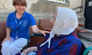 Двічі тікала з полону під час Другої Світової: на Дніпропетровщину з Донеччини евакуювали жінку, якій 100 років (фото)