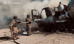 Через ворожі атаки у Нікополі сталися пожежі: фото