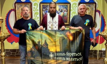 У Нікополі священники ПЦУ та військові помолилися за Україну