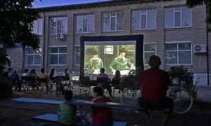 Відбувся перший кіновечір у облаштованому на НІкопольщині вуличному кінотеатрі