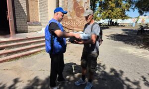 Дрони майже не зникають з неба, страшні прильоти стали буденністю: у селі біля Нікополя благодійники допомагають мешканцям