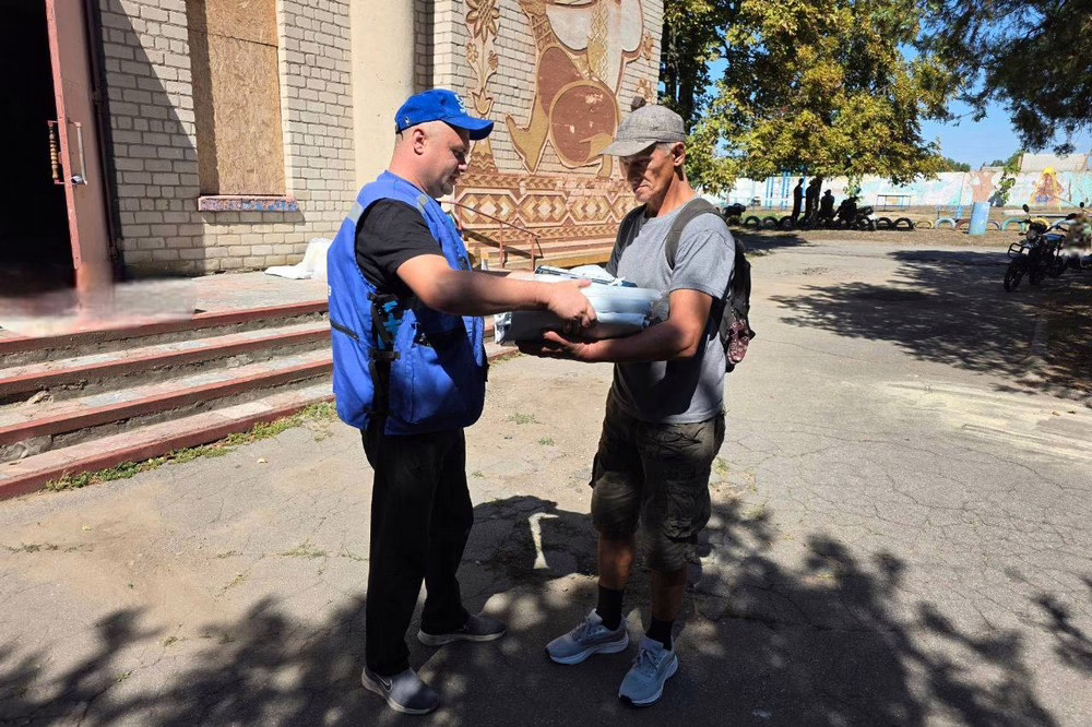Дрони майже не зникають з неба, страшні прильоти стали буденністю: у селі біля Нікополя благодійники допомагають мешканцям