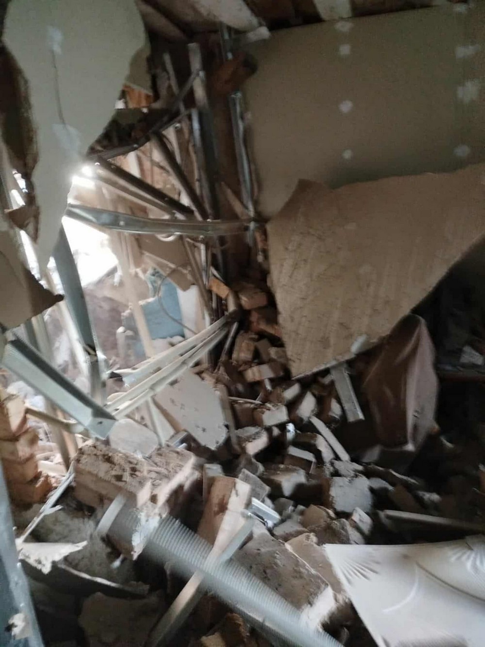 На Нікопольщині в будинок влучило одразу 5 дронів. Родина вклала у нього все своє життя - потрібна допомога (фото)