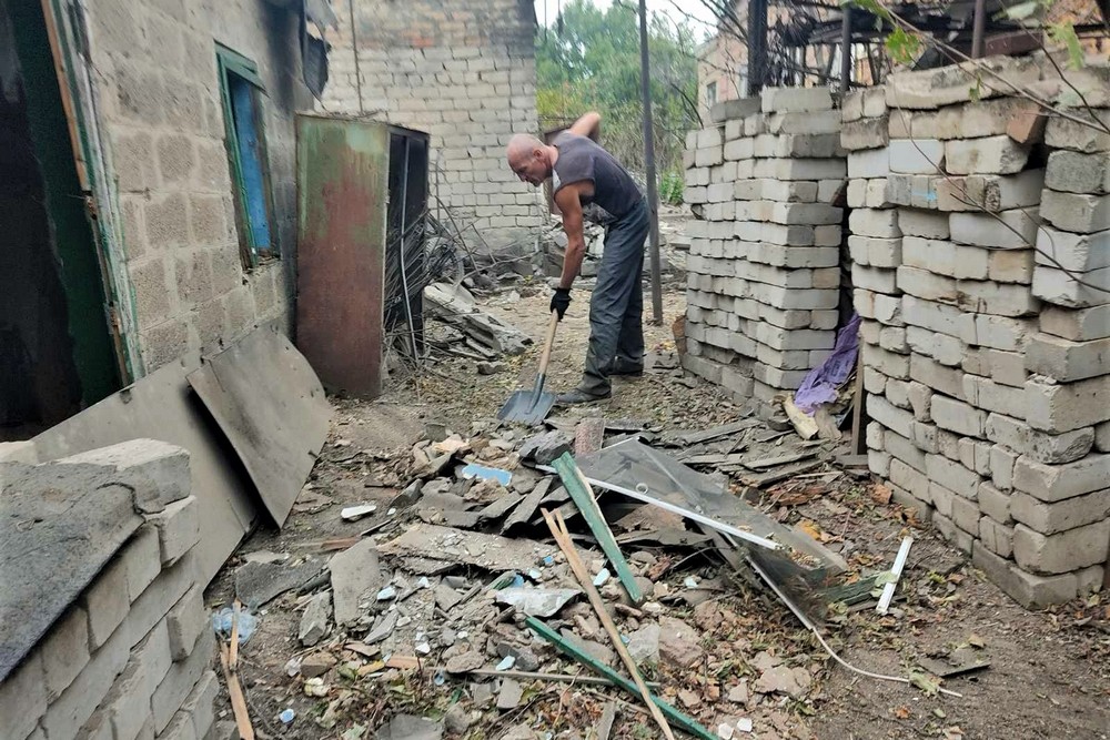 У Нікополі усувають наслідки буревію і обстрілів, з усіх сил намагаючись зробити затишним обстріляне місто (фото)
