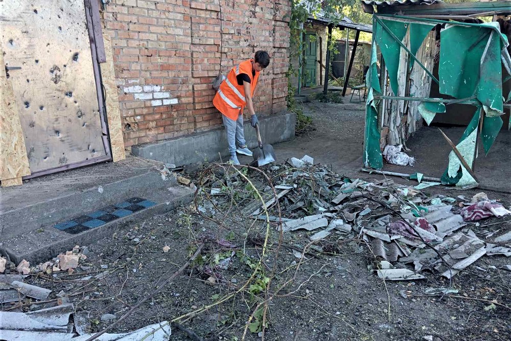 У Нікополі усувають наслідки буревію і обстрілів, з усіх сил намагаючись зробити затишним обстріляне місто (фото)