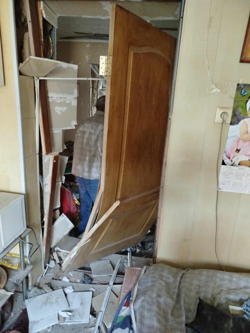 На Нікопольщині в будинок влучило одразу 5 дронів. Родина вклала у нього все своє життя - потрібна допомога (фото)