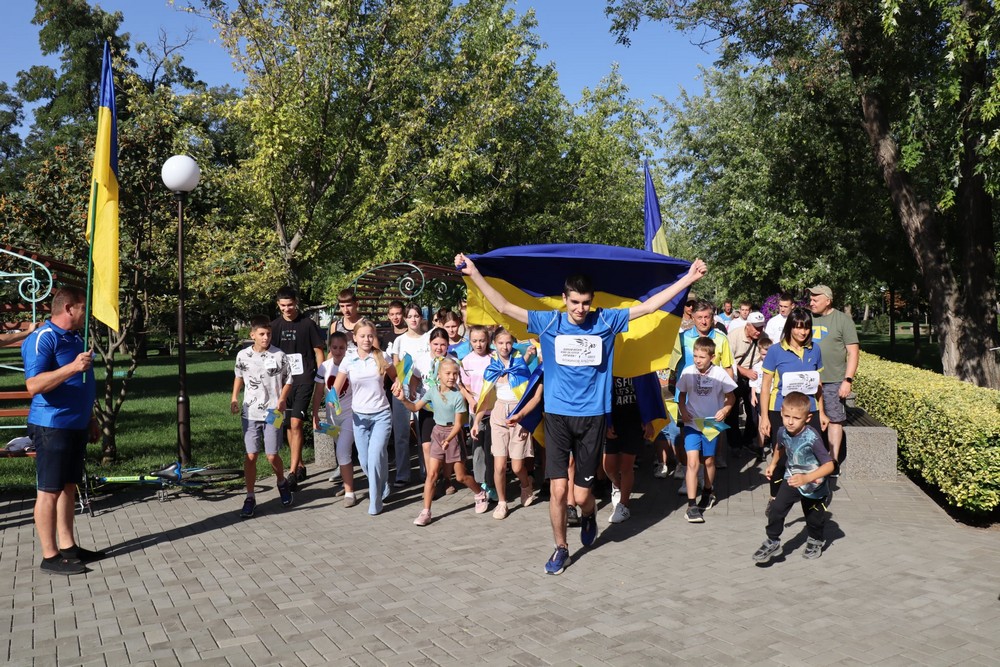 Нікопольці теж взяли участь: у Покрові сьогодні відбувся патріотичний забіг "Шаную воїнів, біжу за Героїв України"